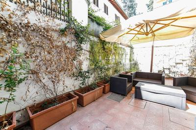 Traditional apt Close to The Duomo - private yard!