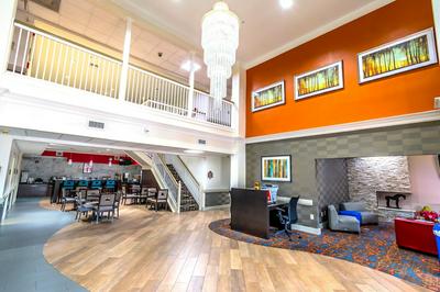 Econo Lodge Inn & Suites East