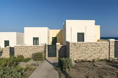 Live by the sea at House Almyra