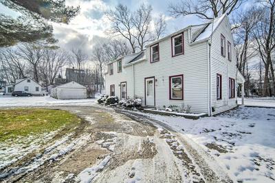 Eastlake Home w/ Patio < 1 Mi to Lake Erie!