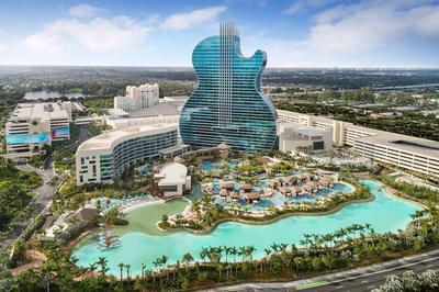 Casa Lago Waterfront Home & Pool Near Hard Rock Casino