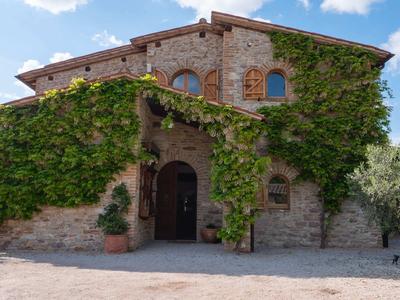 Beautiful Villa in San Giovanni del Pantano With Pool