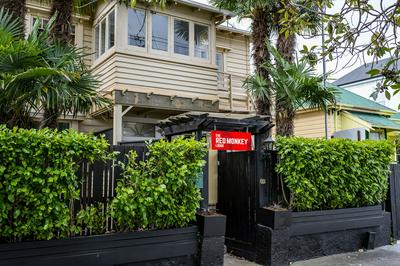 The Red Monkey Travellers' Lodge - Hostel