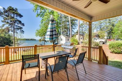 Starr Rental on Lake Hartwell: Deck & Water View!