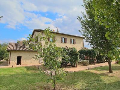 Modern Holiday Home in Foligno - Loc. With Pool
