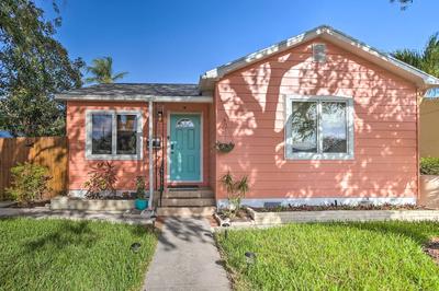 Yard & Hot Tub: Historic Lake Worth Cottage!
