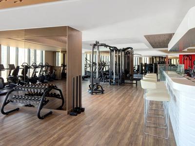Midtown Gem, Luxurious Apartment With Balcony