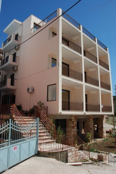 Nikos Hotel and Apartments