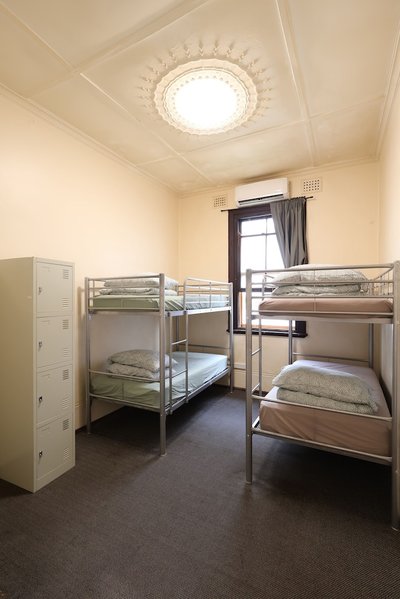 Emu Backpackers Perth - note - Valid Passport required for check in