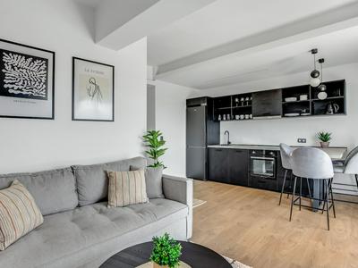 Sanders Arch - Chic 1-bdr Apt w Balcony