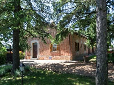 Villa with Private Pool near Cortona in Calm Countryside & Hilly Landscape