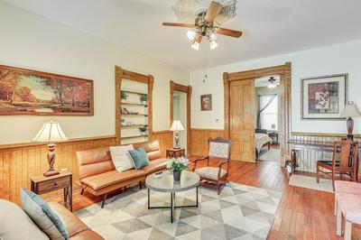 Walk to Medina Public Square: 1880 Historic Home