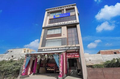 Fabhotel Raas Plaza