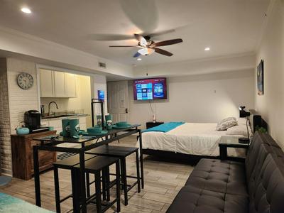 Exec Suite King Bed Hot Tub Gym Laundry