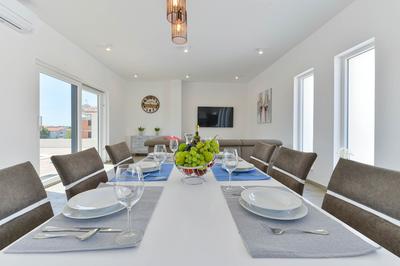 Modern & spacious villa with pool AE1445