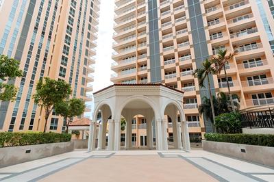 RedDoorz Premium @ Venice Luxury BGC 2