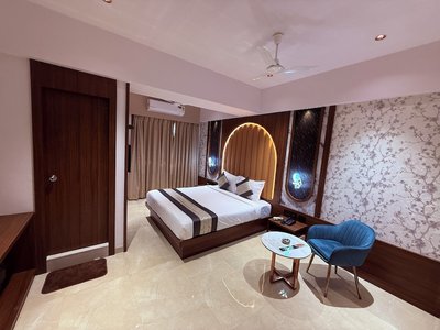 Hotel Saffron Grand Thane