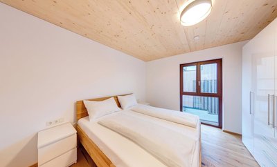 Urban-Apartmenthaus zwischen Berg und See