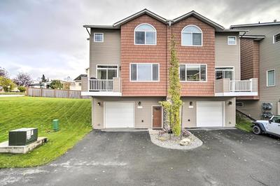 Sleek Escape w/ Balcony < 1 Mi to 5th Avenue!