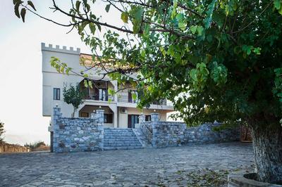 Family Vacation home with Views in Heart of Mani