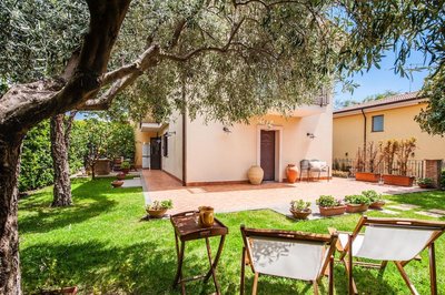 Siliqua House With Garden by Wonderful Italy