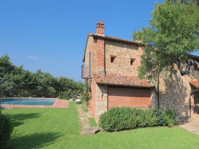 Villa in Arezzo With Pool and Vineyards