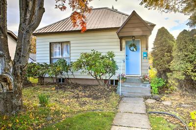High-end & Homey Family Abode: Walk Downtown!