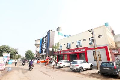 OYO 28053 Hotel Gayatri Palace