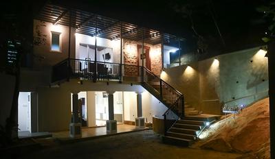 Silver Sign Hotel and Gem Gallery