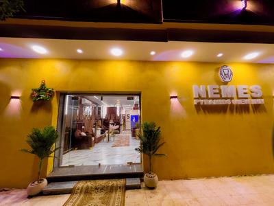 Nemes Pyramids View INN