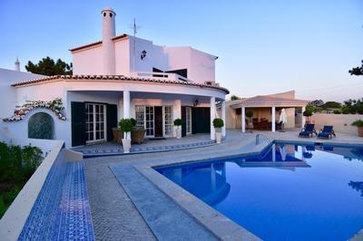 Villacasatulipa-sleeps4-garden-pool-bbq-ac