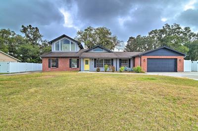 Grand Valrico Home w/ Deck, Fire Pit & Yard!