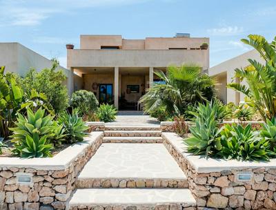 Stunning Villa With Gardens