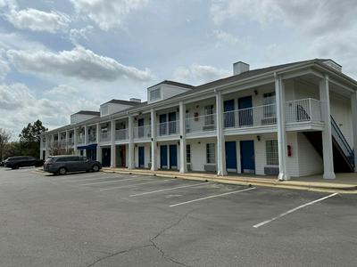 Brentwood Inn & Suites