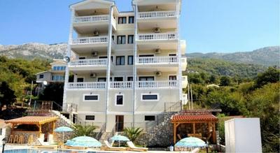 Villa Oasis with swimming pool