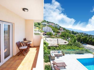 Charming Seaside Apartment