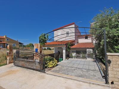 Apartment 958