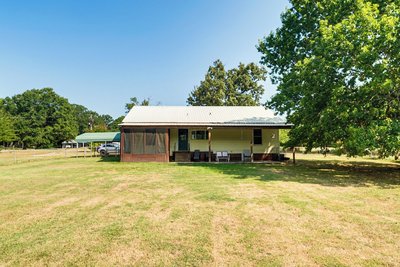 Screened Patio + Fire Pit: Peaceful Marshall Home