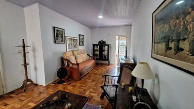 Casa vintage ampla com varanda e quintal