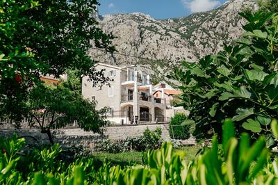 Spacious Family 4BR Seaside House, Fantastic Sea Views, 20 Meters to Beach