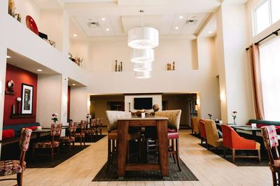 Hampton Inn & Suites Minot Airport