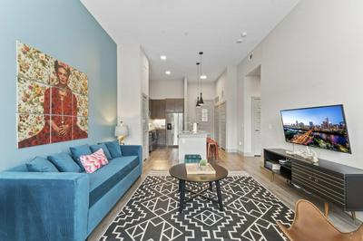 Grand 1BR King Suite Close to Downtown w Fast Wifi