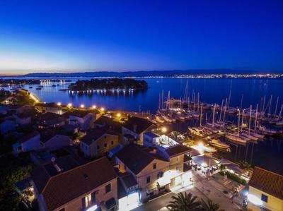 Good Life Deluxe Seafront Apartment