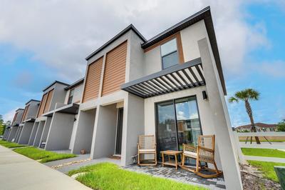 Modern Townhome w/ Pool Access ~ 6 Mi to Disney!