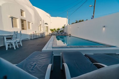 Santorini Sunsets Oasis