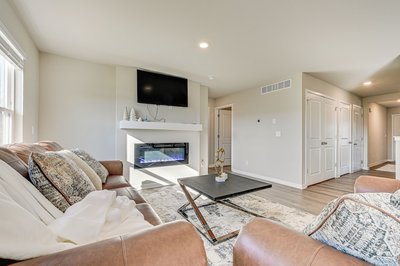 15 Mi to Dtwn Des Moines: Pet-friendly Waukee Home