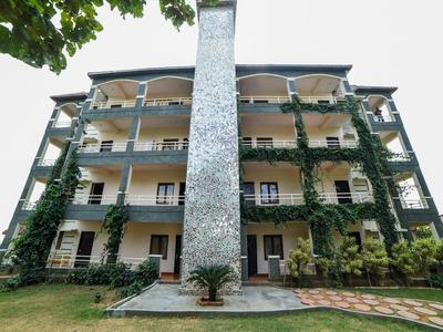 OYO 2294 Country Club Medchal