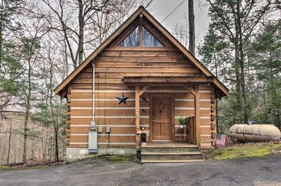 Honey Bear Pause: Rural Escape w/ Porch & Hot Tub!