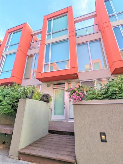 Monki Di Executive Suites - GLAS - Luxury Inner City Home 3 min to Downtown w Private Rooftop Patio Fireplace