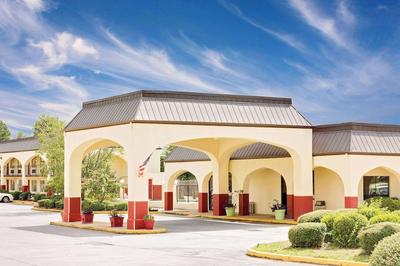 Days Inn & Suites by Wyndham Starkville, Photo 2